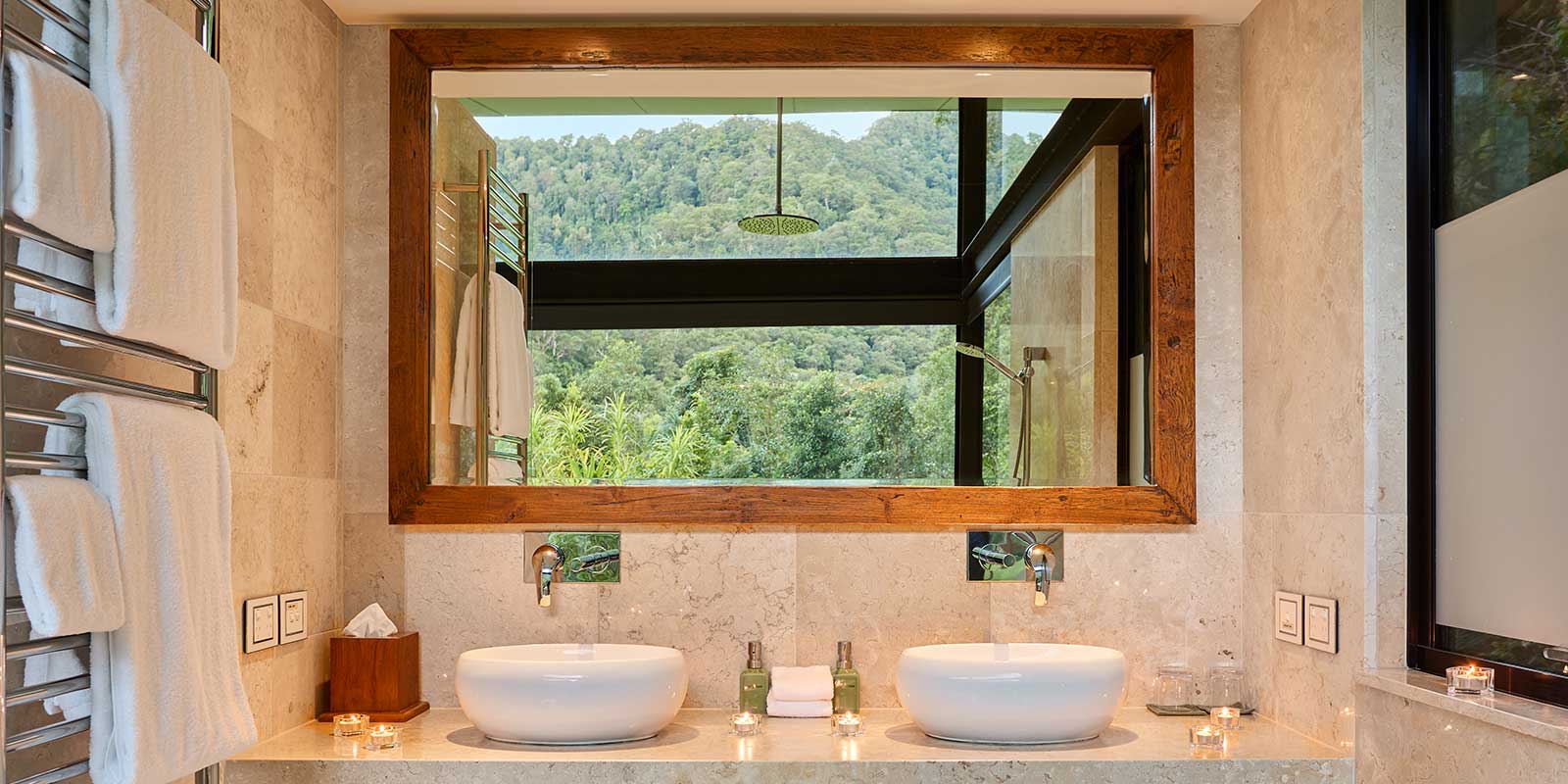 1600×800-Luxury-Mountain-View-Lodge-Byron-bathroom-shower-day